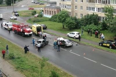 В Костроме на Речном проспекте произошло серьезное ДТП, есть пострадавшие