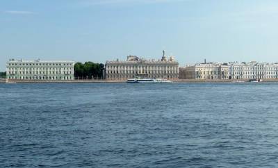 В Санкт-Петербурге у причала на Дворцовой набережной спасатели извлекли из воды тело молодого мужчины