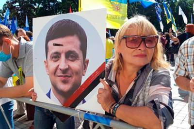 Сторонники Порошенко принесли на митинг портрет Зеленского с патроном в голове