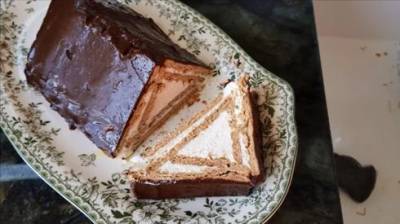 Торт "пирамидка" с шоколадной глазурью: без выпечки, из простых продуктов