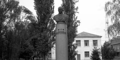 В городке под Полтавой восстановили бюст Первому секретарю ЦК КПУ. Радикалы в бешенстве