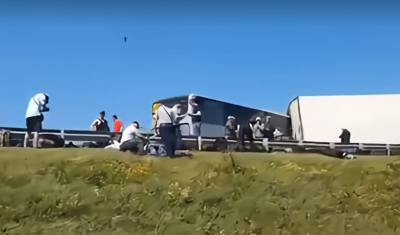 Три грузовика и автобус столкнулись на трассе Тюмень – Омск