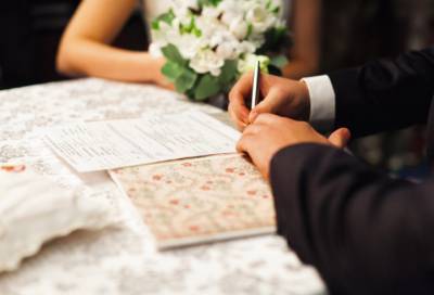 Можете поцеловать невесту: в ЗАГСы Ленобласти вернулись торжественные регистрации браков