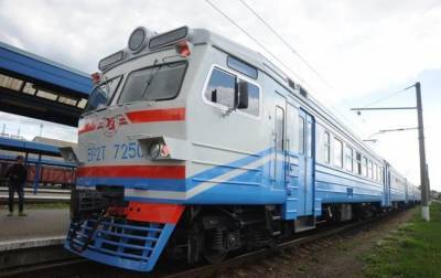 «Укрзализныця» возобновила курсирование 12 пригородных поездов