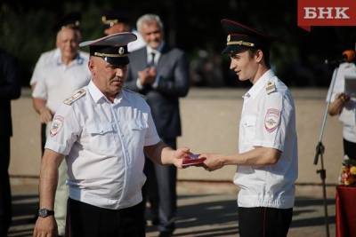 Сотрудников полиции Коми наградили медалями и новыми машинами