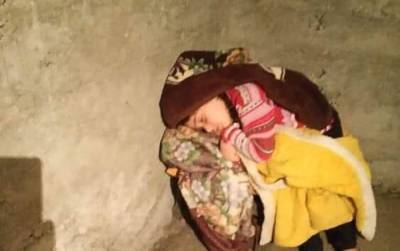 Кадр дня: малышка спит в бомбоубежище пока Азербайджан обстреливает мирных граждан