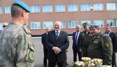Лукашенко уехал к десантникам