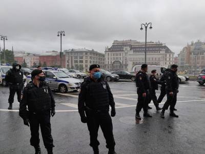В Москве задержали активиста, который играл с полицейскими в гляделки на акции протеста