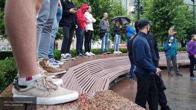 Агрессивные участники незаконной акции в Москве провоцировали полицию и лежали на дороге