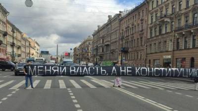 Активисты растянули баннер на проезжей части Невского проспекта