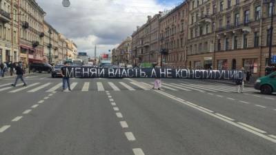 Активисты перекрыли движение в центре Петербурга