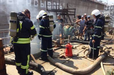 В Николаеве спасатели боролись с пламенем на десантном корабле (фото)