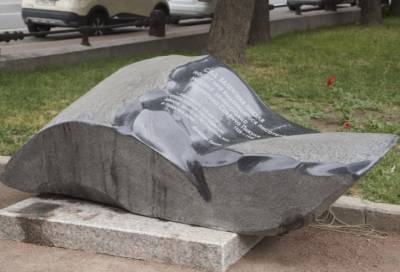В Петербурге открыли памятный знак писателю Валентину Пикулю