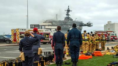В Сан-Диего потушили пожар на военном корабле США