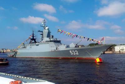 Корвет «Бойкий» вошел в акваторию Невы для участия в параде в День ВМФ