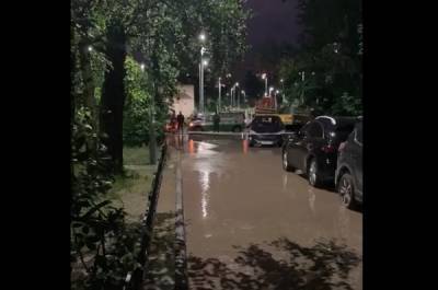 В Купчино из-за прорыва трубы затопило улицу Ярослава Гашека
