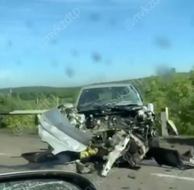 На кузбасской трассе машина врезалась в отбойник: последствия ДТП сняли на видео