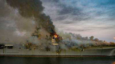 В Сан-Диего потушили пожар на борту десантного корабля ВМС США