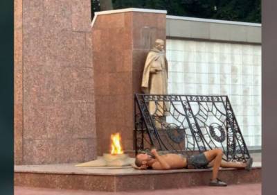 Из России депортируют мужчину, который курил, лёжа у Вечного огня