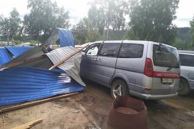 Ветер сорвал две крыши и повредил машины в забайкальском посёлке