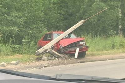 На шоссе Кострома-Кинешма неизвестный водитель разбил машину, своротил столб и скрылся