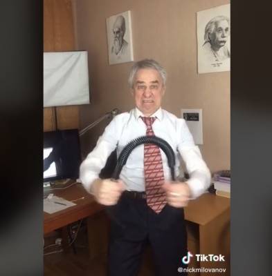 69-летний российский физик покорил TikTok, оригинально объясняя предмет