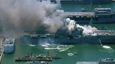 В США после четырехдневного пожара потушили десантное судно