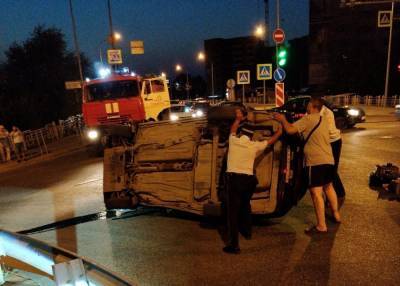 В Тюмени у моста через Туру перевернулся ВАЗ, пострадали водитель и два пассажира