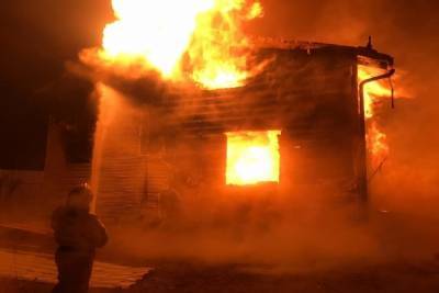 В Заокском районе сгорел дом и хозпостройки