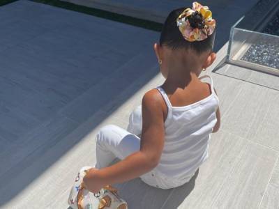 «Модница, настоящая принцесса»: Сеть покорила 2-летняя дочь Кайли Дженнер