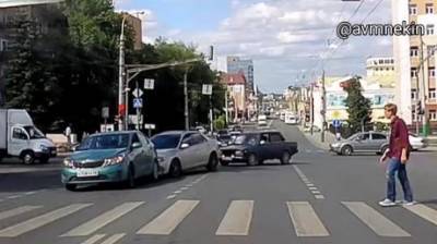 Глас народа | Житель Пензы снял, как три машины собрались в «паровоз» на Кирова