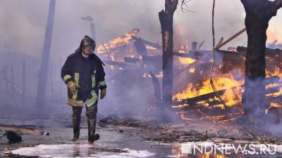 В Кургане произошел крупный пожар: горели мебельный цех и ангар с пиломатериалами