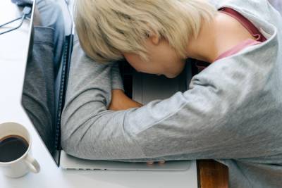 Врач перечислила самые эффективные способы побороть сонливость на работе