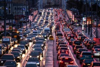 Центр Киева и ряд улиц сковали утренние пробки: карта