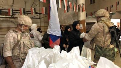 Голодающие жители поселка в сирийском Алеппо получили гумпомощь от российских военных