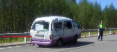 Пожилой водитель перевернул микроавтобус на дороге в Карелии
