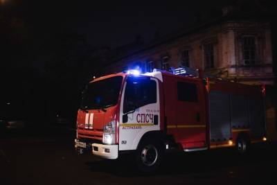 В Астрахани ночью вспыхнул крупный пожар на Бакинской