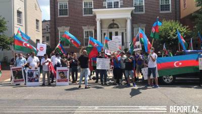 В Вашингтоне у посольства Армении азербайджанцы провели акцию протеста
