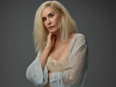 Стала платиновой блондинкой: 57-летняя Деми Мур кардинально сменила имидж