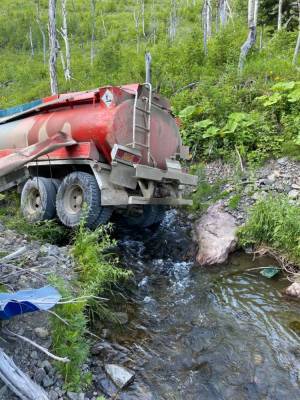 Упавший в реку Пиленгу бензовоз вылил в воду шесть кубометров нефтепродуктов