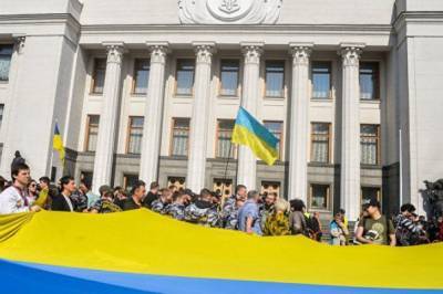 В Киеве проходит митинг против восстановления обучения на русском языке