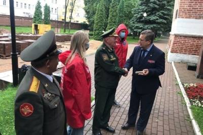 Волонтеры передали капсулу со смоленской землей, для закладки на мемориале в Московской области