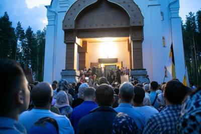 Епархия и схиигумен Сергий провели два крестных хода в Екатеринбурге во время вспышки COVID-19. Репортаж Znak.com
