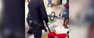 Полицейские в США избили инвалида-колясочника на митинге