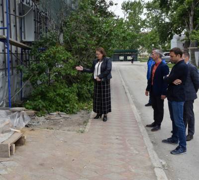 Министру ЖКХ не понравились залежи мусора в анивских дворах, где идет капремонт
