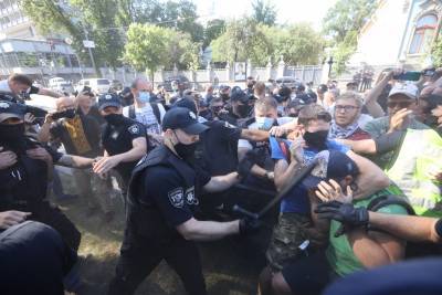 Митинг под Радой перерос в беспорядки: полиция вступила в схватку с протестующими, кадры беспредела