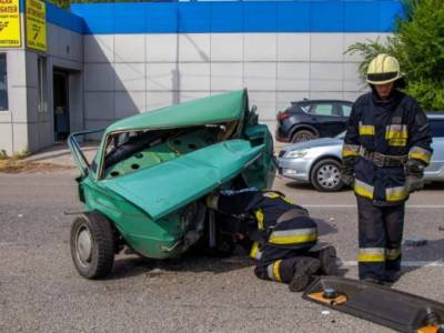 При столкновении BMW и ВАЗ в Днепре пострадали мужчина и 4-летний ребенок