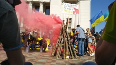 В Киеве протестующие устроили конфликт с полицией и зажгли символический костер