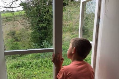 Детки в сетке: Как уберечь ребенка от падения из окна