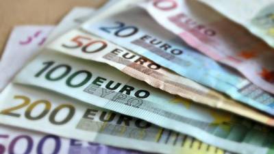 Евро вырос до 82 рублей впервые с мая